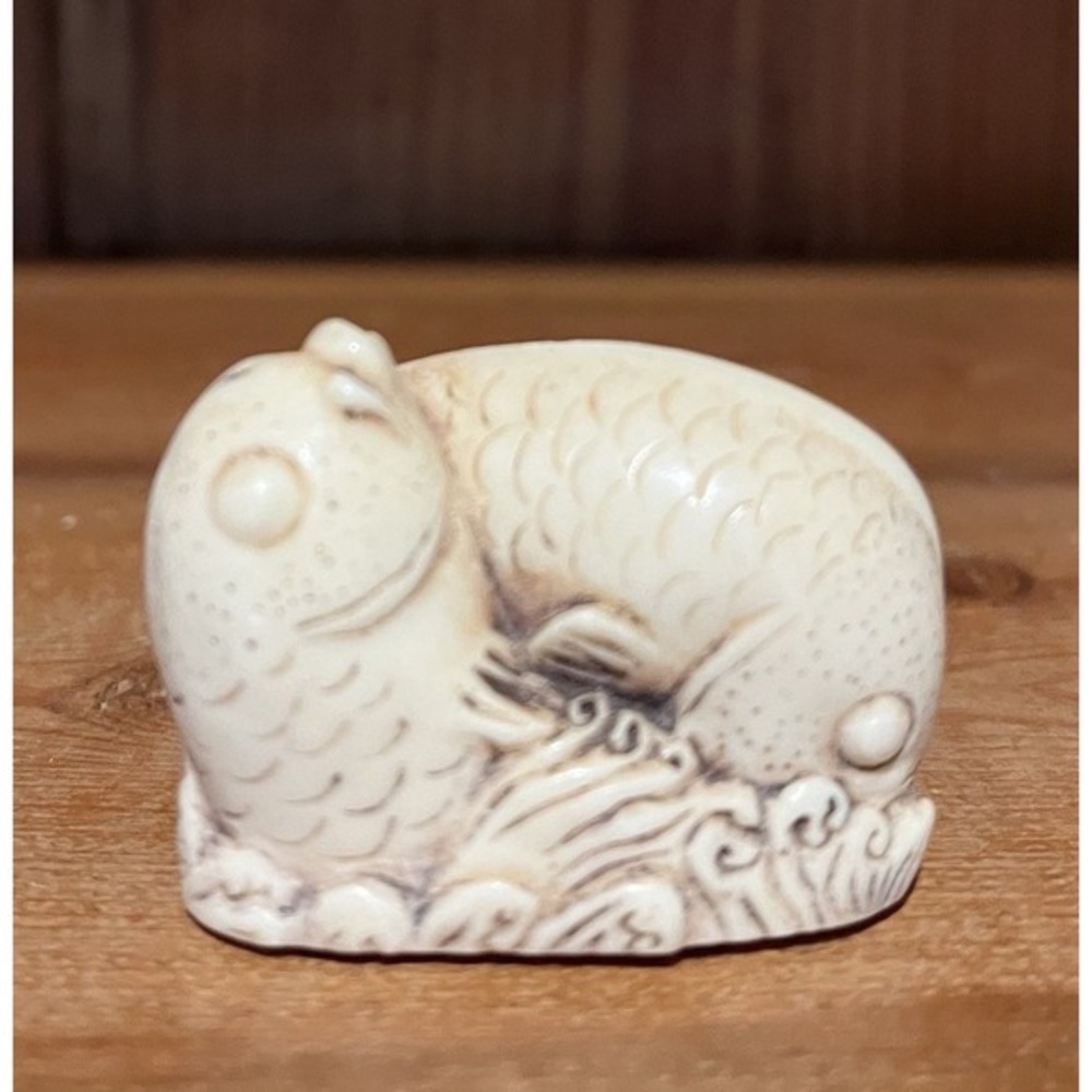 Japanese Netsuke Reproduction Resin Ivoire Double Fish Face 2"